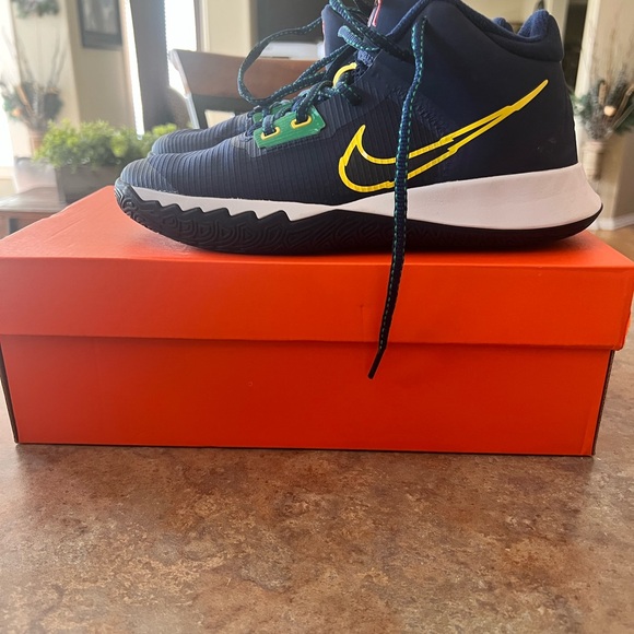 Nike flytrap IV GS - Picture 3 of 4